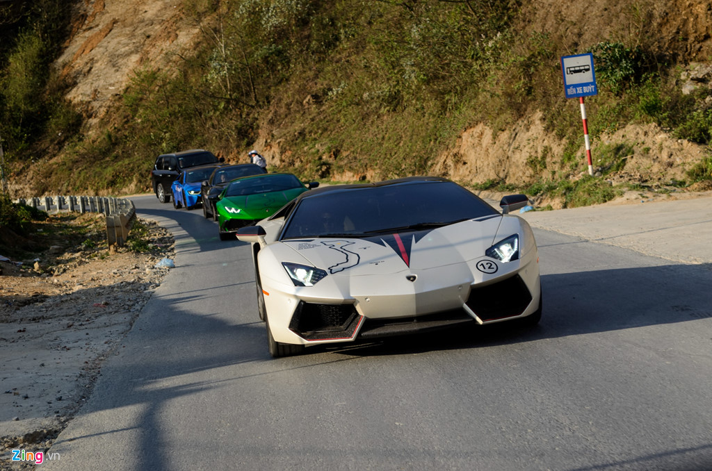 Siêu xe nối đuôi nhau trên cao tốc Hà Nội - Lào Cai